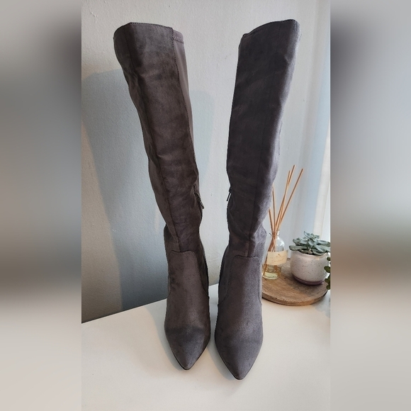 Gray knee high boots size 6. Faux Suede. Like new condition. - Picture 4 of 6